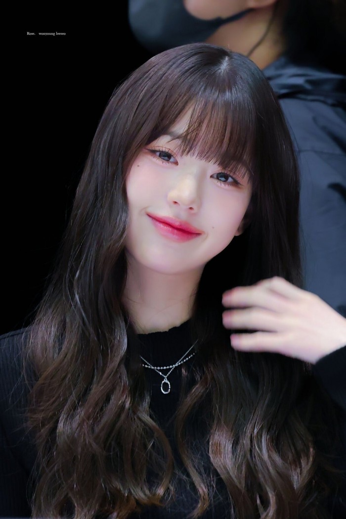 20240211_102757.jpg 어제 명절에도 근무한 장원영 팬싸인회